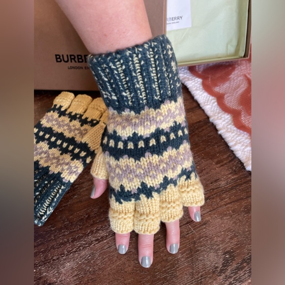 Burberry knit hat and gloves set - Picture 11 of 12